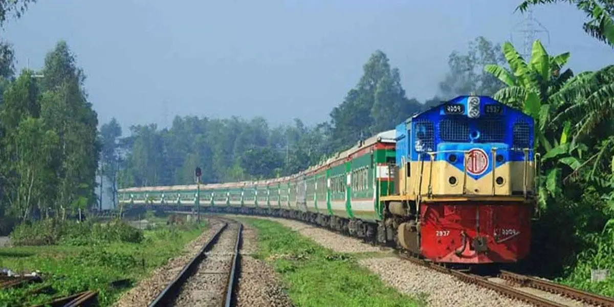 ঋণের বোঝা এড়াতে চলন্ত ট্রেনের সামনে